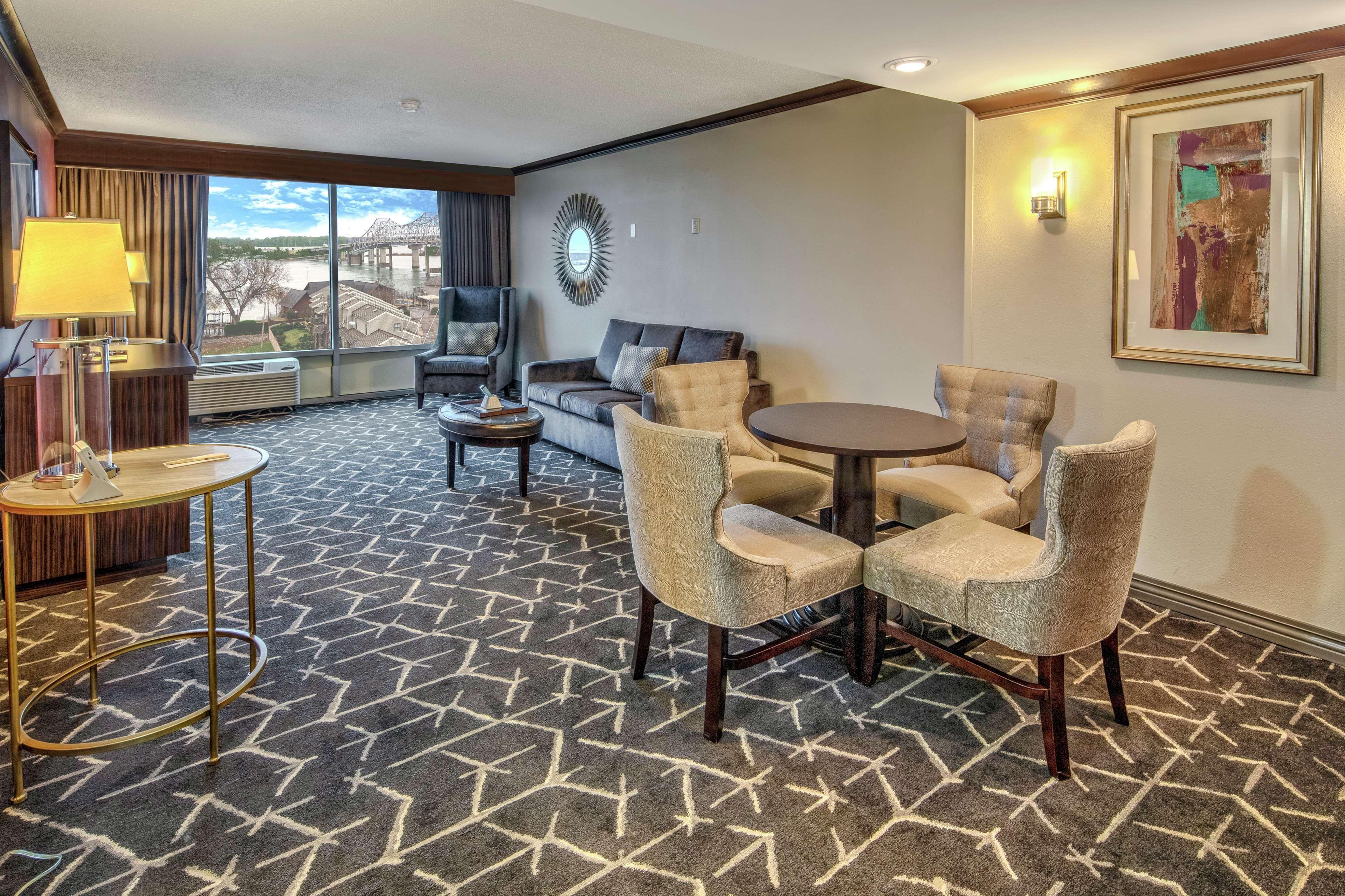 Doubletree By Hilton Decatur Riverfront Bagian luar foto
