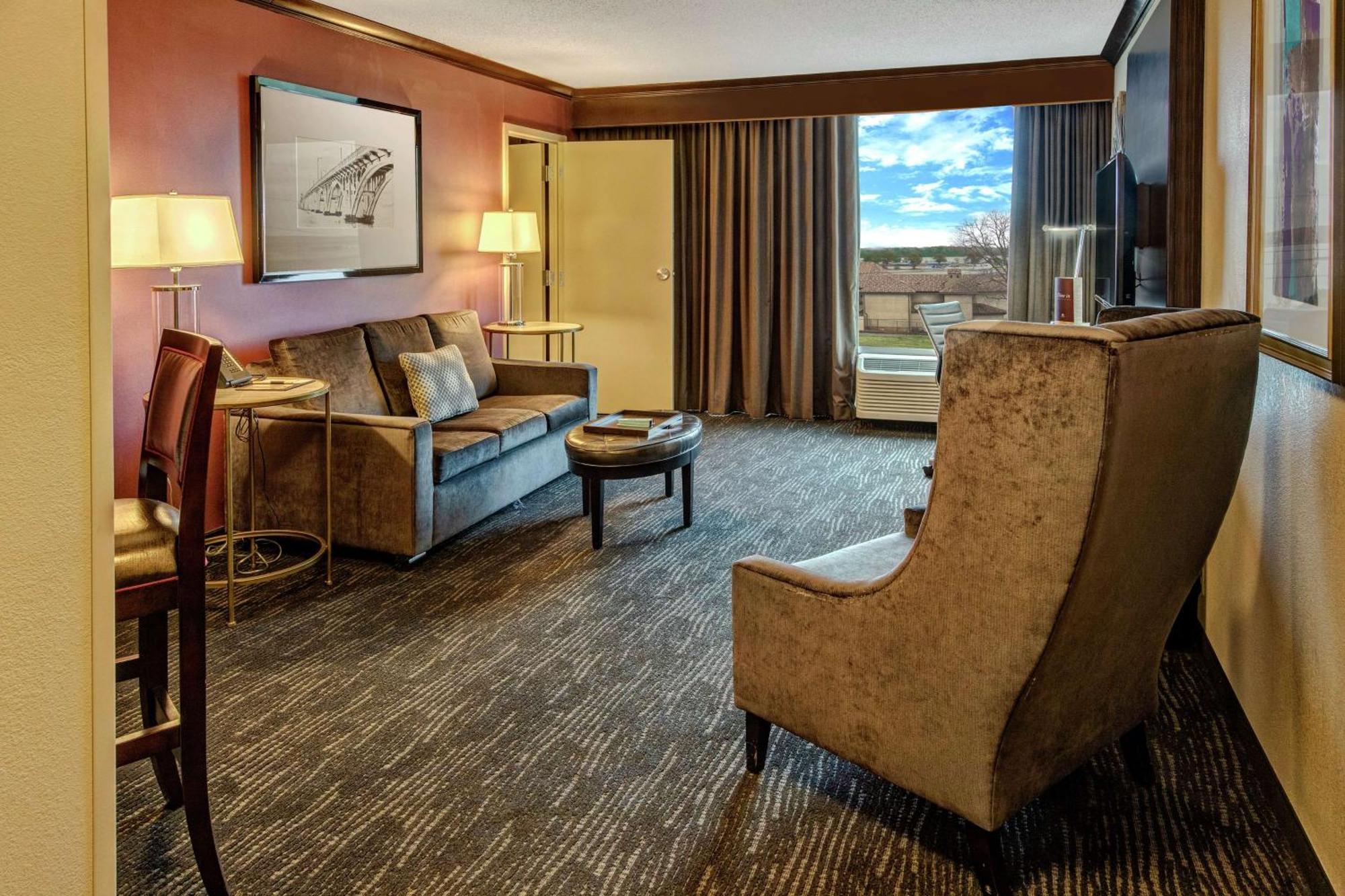 Doubletree By Hilton Decatur Riverfront Bagian luar foto